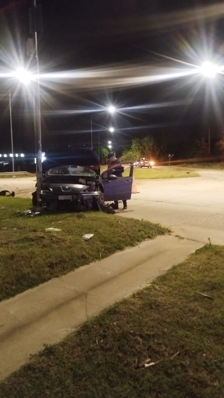 SINIESTRO VIAL: colisionó contra poste de alumbrado público