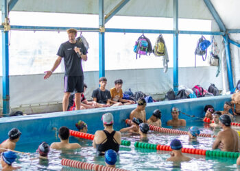Docentes participaron de una clínica de natación dictada por José Meolans en La Paz