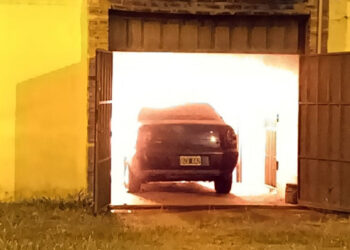 INCENDIO DE AUTOMÓVIL EN GERARDO YOYA Y ROCAMORA