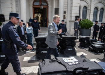 Frigerio distribuyó 1300 chalecos antibalas a la Policía para reforzar la prevención y cuidado de los agentes