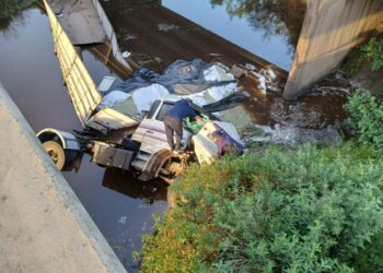 Impresionante accidente en la autovía al sur de Concordia: un camión cayó debajo de un puente