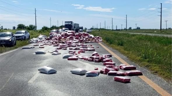 CAMIÓN CON CARGA DE ARROZ DE SAN SALVADOR VOLCÓ EN RUTA 18