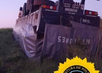 CAMIÓN VOLCÓ EN R127 AL NORTE DE FEDERAL