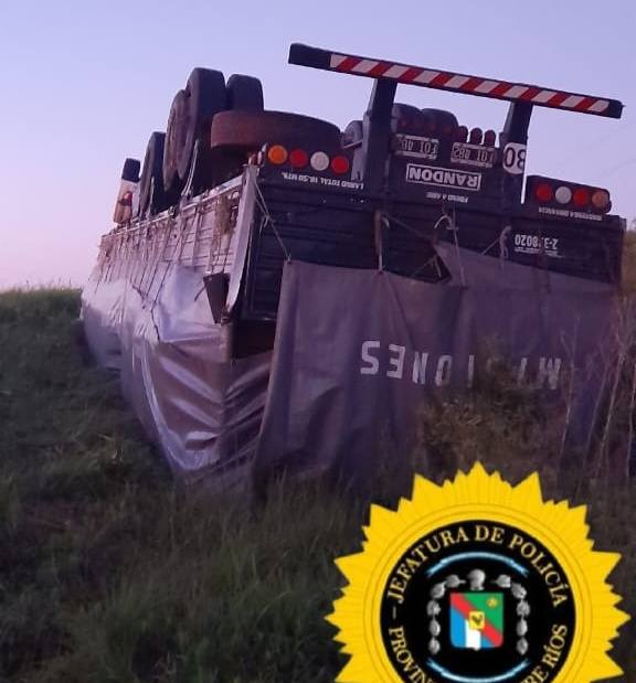 CAMIÓN VOLCÓ EN R127 AL NORTE DE FEDERAL