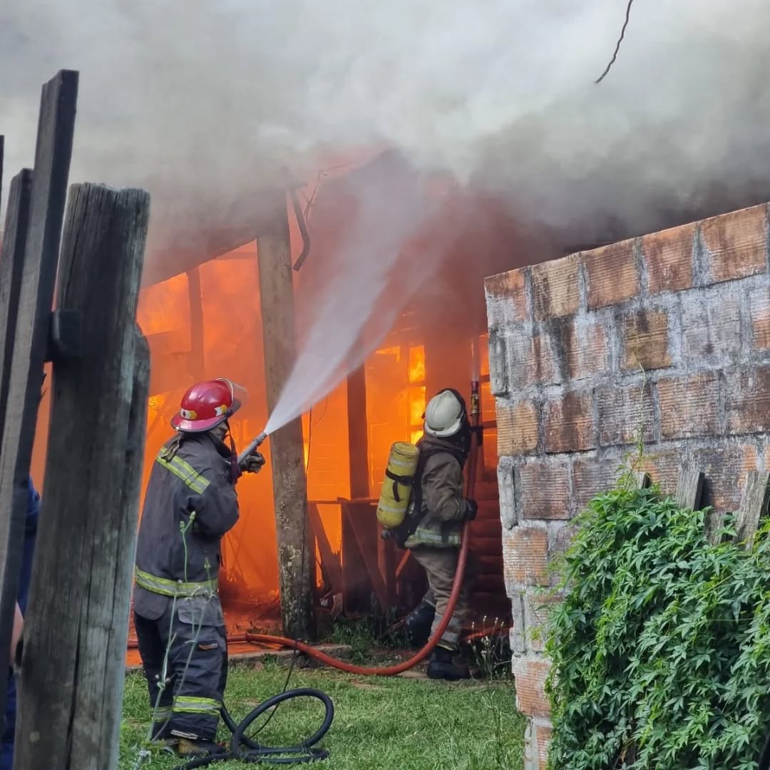 UN INCENDIO DESTRUYÓ CABAÑAS EN UN COMPLEJO HABITACIONAL DE CONCORDIA
