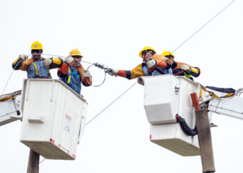Continúan trabajando para reponer el servicio eléctrico en las zonas afectadas por el temporal