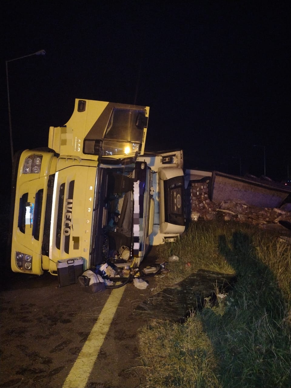 ACCIDENTE DE TRÁNSITO: vuelco de camión que transportaba pollo congelado