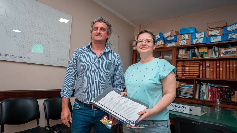 El Intendente Bravo entregó a la Presidenta del Concejo Deliberante Silvana Monzón el Presupuesto 2026