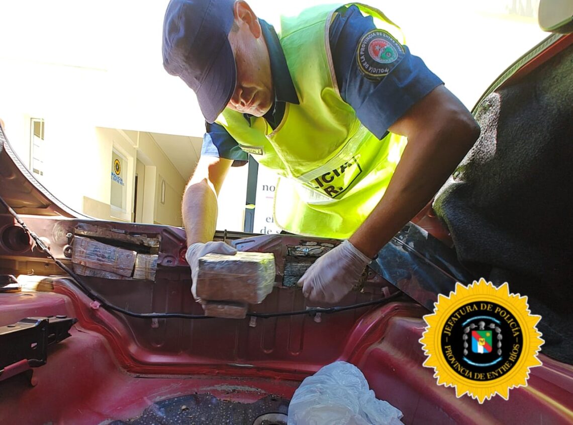 HALLAN MÁS DE $243 MILLONES OCULTOS EN UN “DOBLE FONDO” DE UN AUTO DURANTE UN CONTROL EN PASO CERRITO