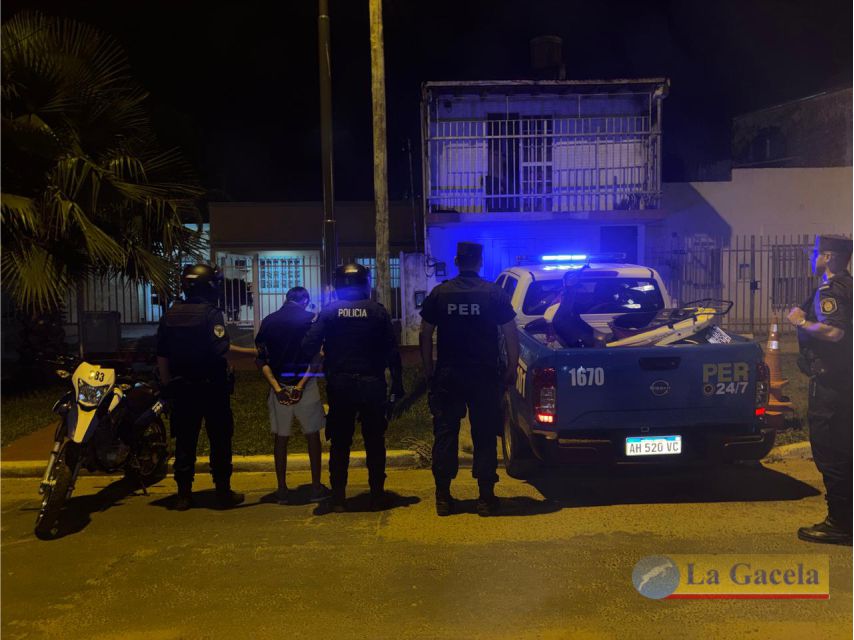 PERSECUCIÓN A UN MOTOCICLISTA TERMINÓ CON LA POLICÍA AGREDIDA A PIEDRAZOS EN UN BARRIO: UN DETENIDO