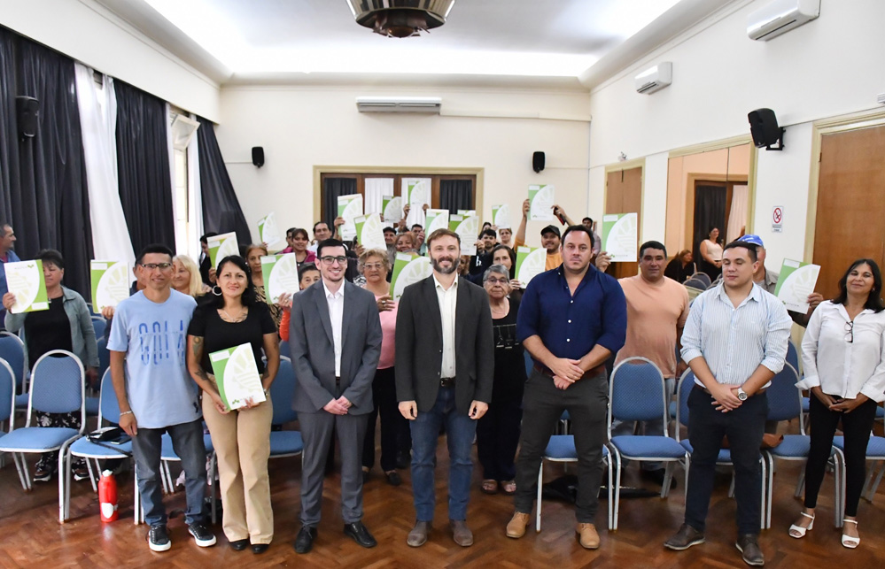 MÁS DE 20 FAMILIAS RECIBIERON SUS ESCRITURAS TRASLATIVAS DE DOMINIO