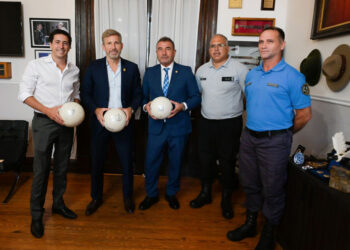 El Servicio Penitenciario presentó la pelota Torreón confeccionada en unidades penales