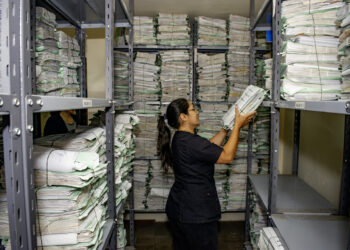 El Ministerio de Salud realizó la limpieza de gran cantidad de documentación vencida