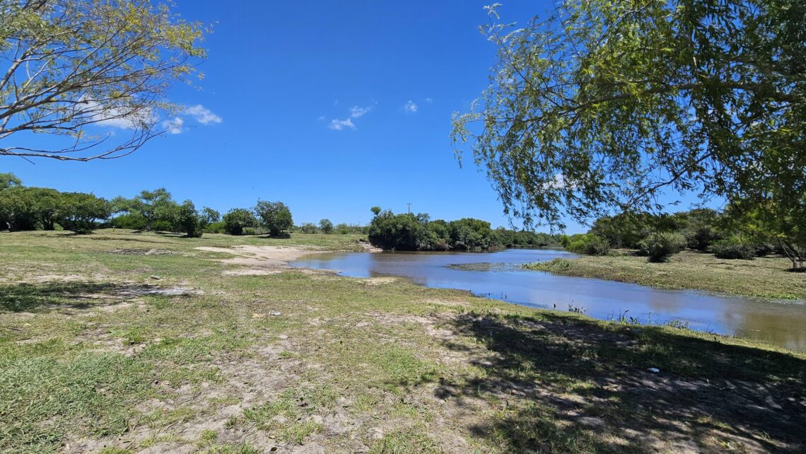 EL MUNICIPIO DE LOS CHARRÚAS LIMPIÓ EL BALNEARIO “EL RETOBADO” PARA LA TEMPORADA 2026