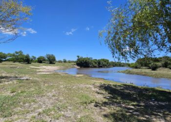 EL MUNICIPIO DE LOS CHARRÚAS LIMPIÓ EL BALNEARIO “EL RETOBADO” PARA LA TEMPORADA 2026