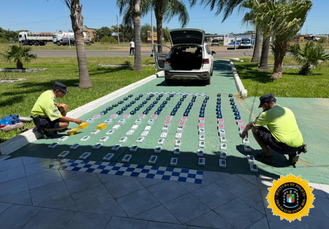 Paso Cerrito: viajaban desde Paraguay con celulares hasta en el motor del auto, mercadería valuada en 25 millones