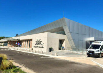 SE PRORROGA LA LICITACIÓN PARA LA CONTRATACIÓN DEL SERVICIO DE LIMPIEZA Y MANTENIMIENTO DE ESPACIOS VERDES, LADO AIRE, DEL AEROPUERTO “J.J. PIERRESTEGUI”