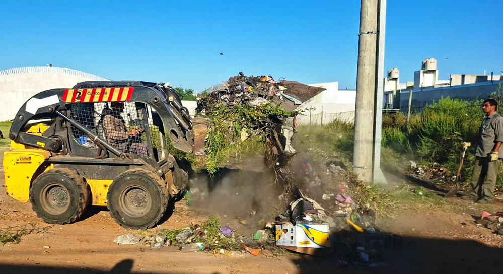 LA MUNICIPALIDAD REFUERZA LOS TRABAJOS DE LIMPIEZA EN DISTINTOS SECTORES DE LA CIUDAD