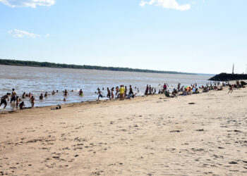 POR PREVENCIÓN SUSPENDEN EL USO RECREATIVO DEL RÍO URUGUAY EN PLAYA LOS SAUCES