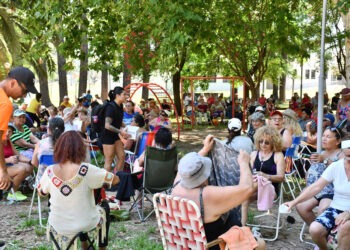 ADULTOS MAYORES DISFRUTAN DE LAS ACTIVIDADES DE LOS RECREATIVOS DE VERANO