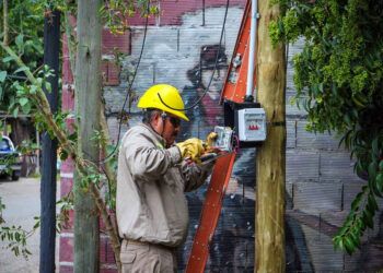 Enersa trabaja en Puerto Sánchez para regularizar las conexiones eléctricas