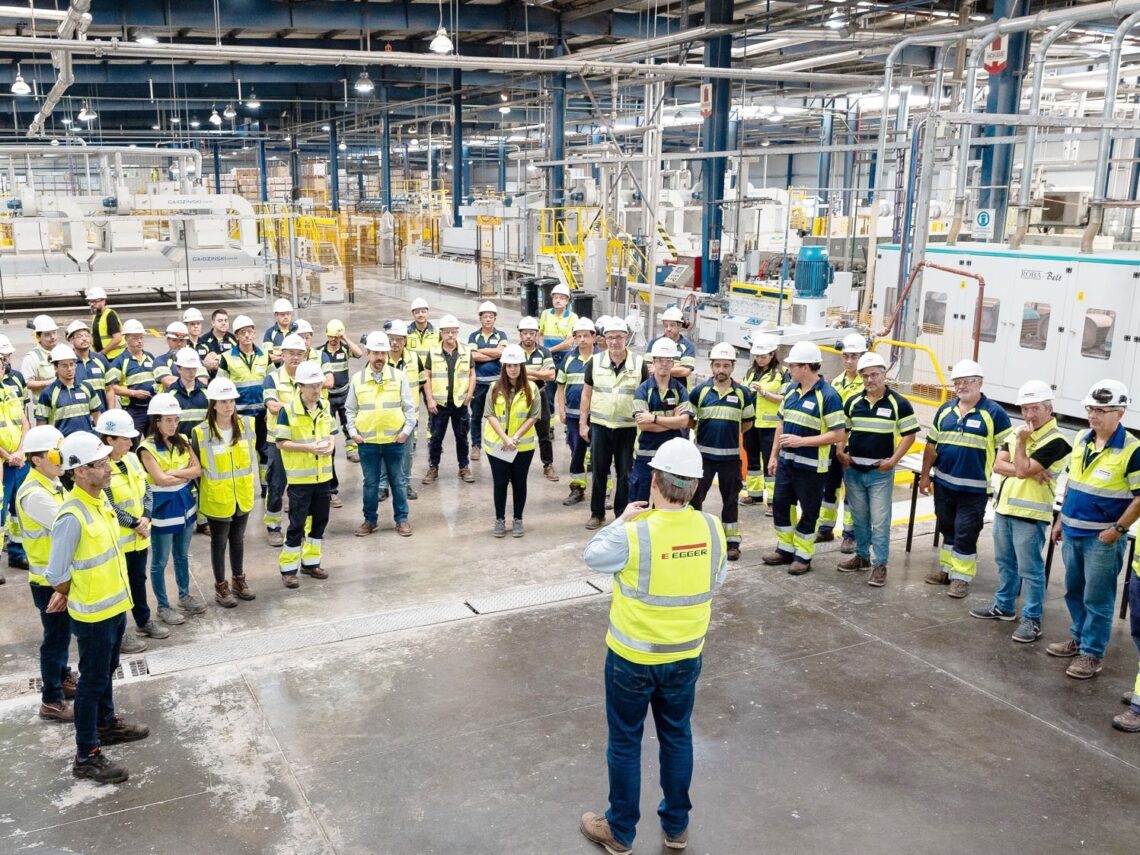 «Impacto cero implica una planta cerrada»: Egger documentó que no contamina y pidió «equilibrar la convivencia»