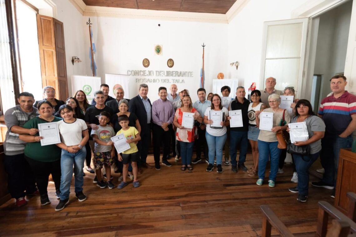 Familias de Arroyo Clé y Rosario del Tala recibieron las escrituras de sus viviendas