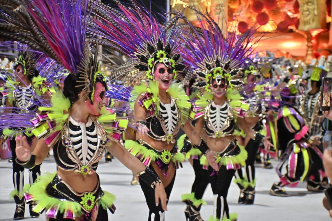 El Carnaval del País despidió enero a pura fiesta