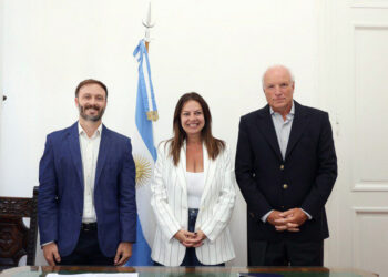 LA MINISTRA PETTOVELLO Y EL INTENDENTE AZCUÉ FIRMARON UN NUEVO CONVENIO PARA INCREMENTAR LA COBERTURA DEL PROGRAMA CENTROS DE FAMILIA