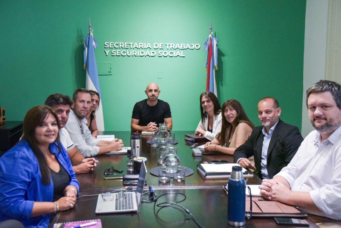 El Gobierno aborda el problema de las adicciones en ámbito laboral con el sector sindical