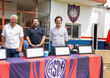 La provincia entregó luminarias al club San Lorenzo de Concordia para optimizar el uso de su cancha