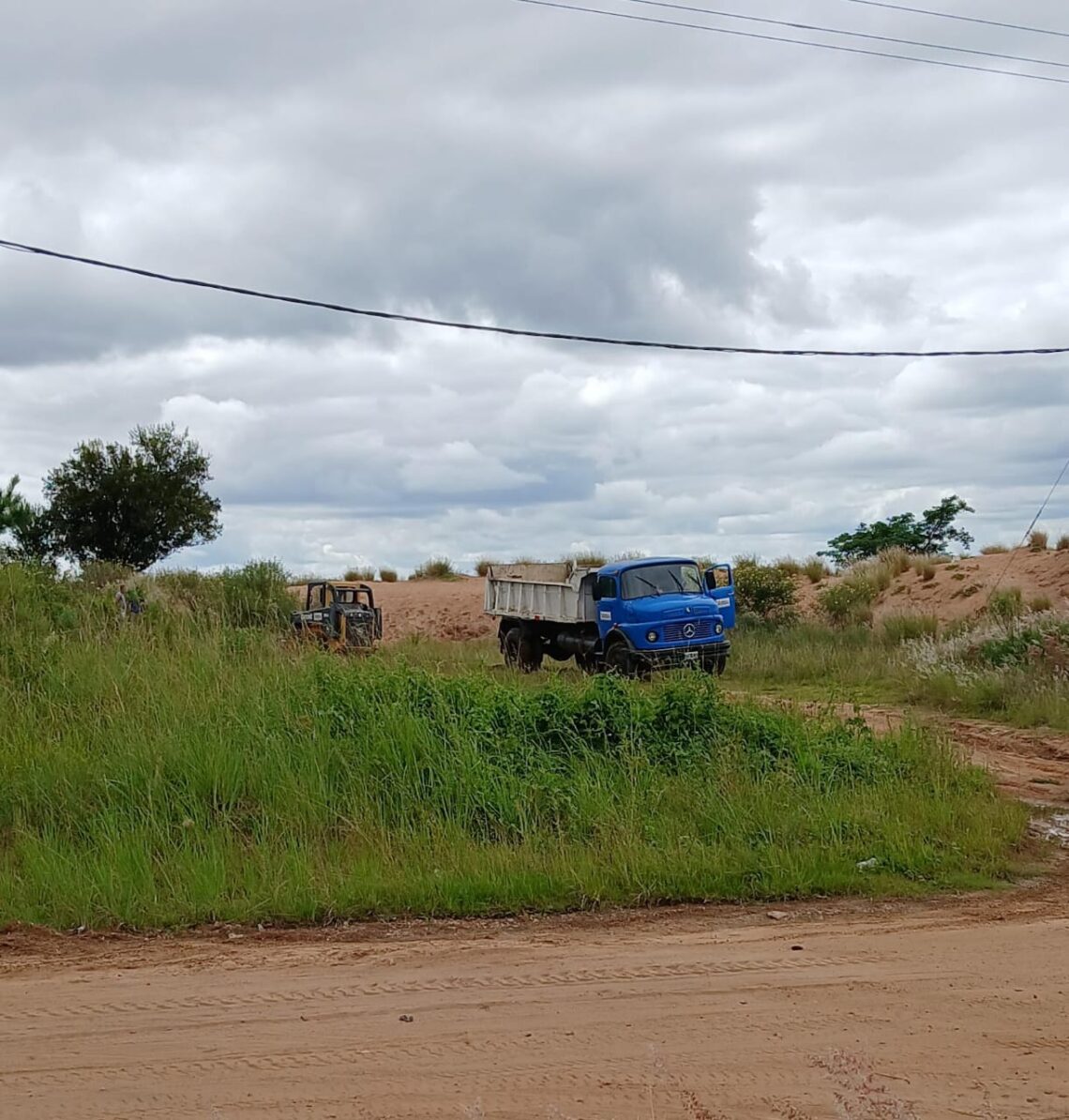 Vecinos denuncian depredación ambiental por extracción ilegal de arena en barrio El Arenal