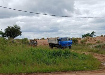 Vecinos denuncian depredación ambiental por extracción ilegal de arena en barrio El Arenal