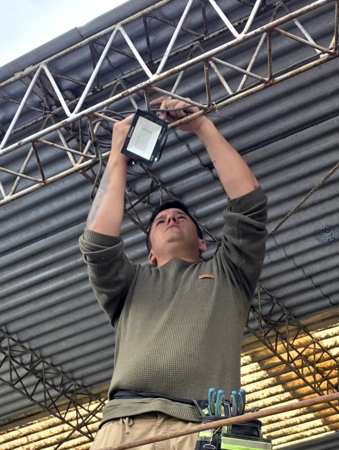 Avanza con su programa de reparaciones en establecimientos educativos