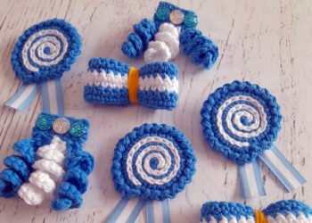 Taller de manualidades con escarapelas tejidas por el mes de la patria