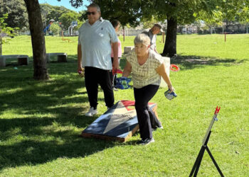Encuentro de juegos alternativos para adultos mayores en la costanera