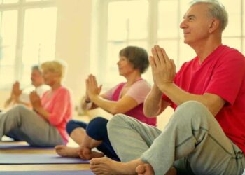 Jornada de yoga al aire libre en Plaza 25 de Mayo