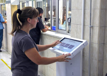 El hospital San Martín dio un salto de calidad en la atención presencial mediante tótems de autogestión