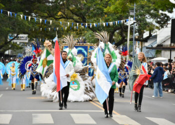 Comparsa Emperatriz desfiló por primera vez en el acto del 25 de Mayo en Concordia.