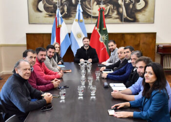 Azcué analizó junto al gabinete los avances del plan de infraestructura y desarrollo hacia el bicentenario