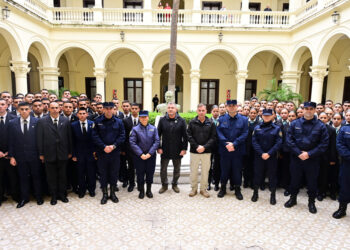 En el marco de su formación profesional futuros oficiales de policía recorrieron la Casa de Gobierno