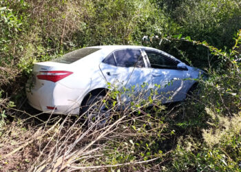 Ruta 4: despiste de un auto en curva el duraznal
