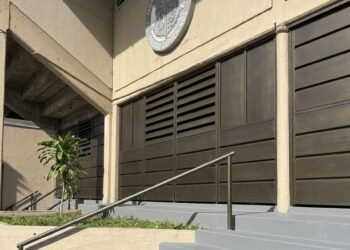 Montaje del Cartel Identificatorio: Gimnasio del Colegio Capuchinos de Concordia