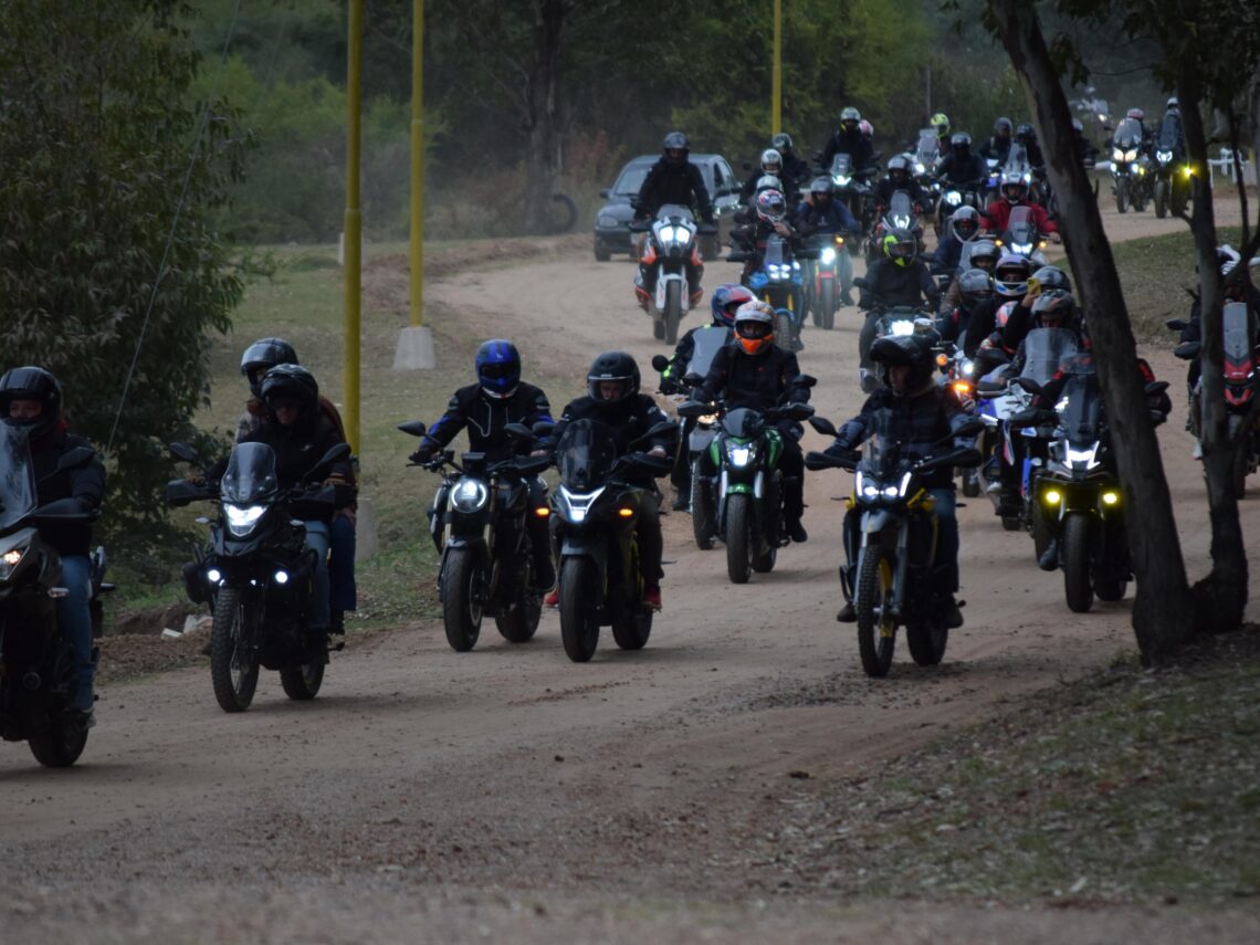 Las Palmeras fue sede del 1° Moto Asado: más de 200 motos vibraron a orillas del Lago Salto Grande