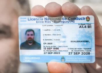 Los deudores alimentarios no podrán obtener licencias de conducir profesionales