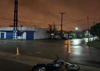Siniestro vial en Concordia: embistió a dos jóvenes en moto, en su fuga del lugar perdió la patente y luego alegó que huyó por temor a ser linchado