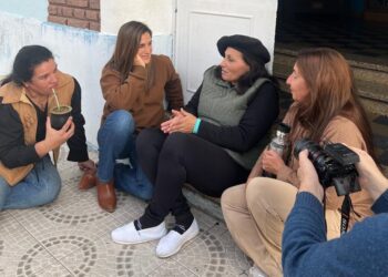 Soledad Pastorutti pasó por Victoria y visitó el club Sarmiento, uno de sus primeros escenarios