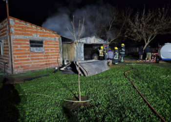 Chajarí: Bomberos combatieron un voraz incendio de un galpón en la zona de San Pedro