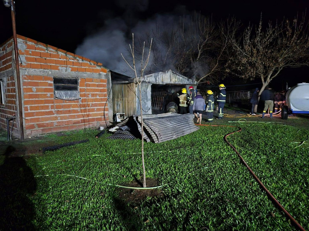 Chajarí: Bomberos combatieron un voraz incendio de un galpón en la zona de San Pedro