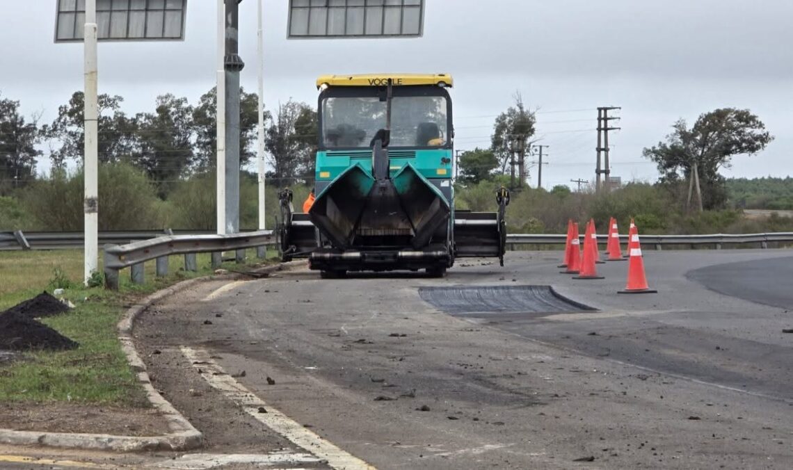 ¡Atención conductores! Trabajan en la reparación del pavimento sobre la Autovía Artigas a la altura de Chajarí
